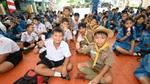 ภาพแสดงกลุ่มเด็กนักเรียนจำนวนมากถือไอสครีมวอลล์พร้อมรอยยิ้ม