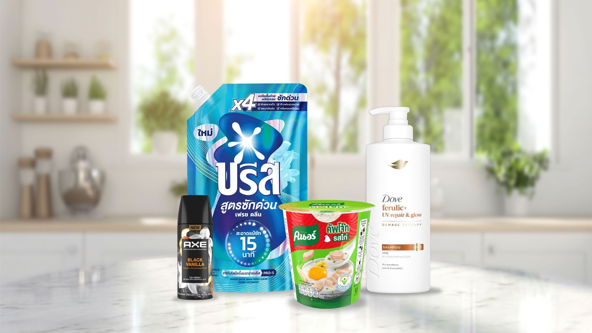 ผลิตภัณฑ์ดูแลส่วนบุคคลและอาหารหลากหลายชนิดวางอยู่บนเคาน์เตอร์ครัว