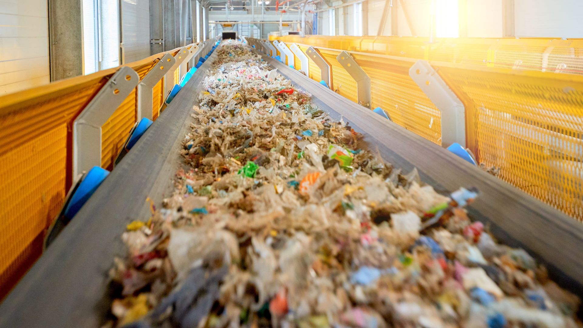 สายพานลำเลียงวัสดุเหลือใช้ผสมในโรงงานรีไซเคิล