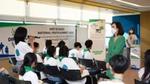 ภาพผู้บริหารและเยาวชนยืนทำกิจกรรม