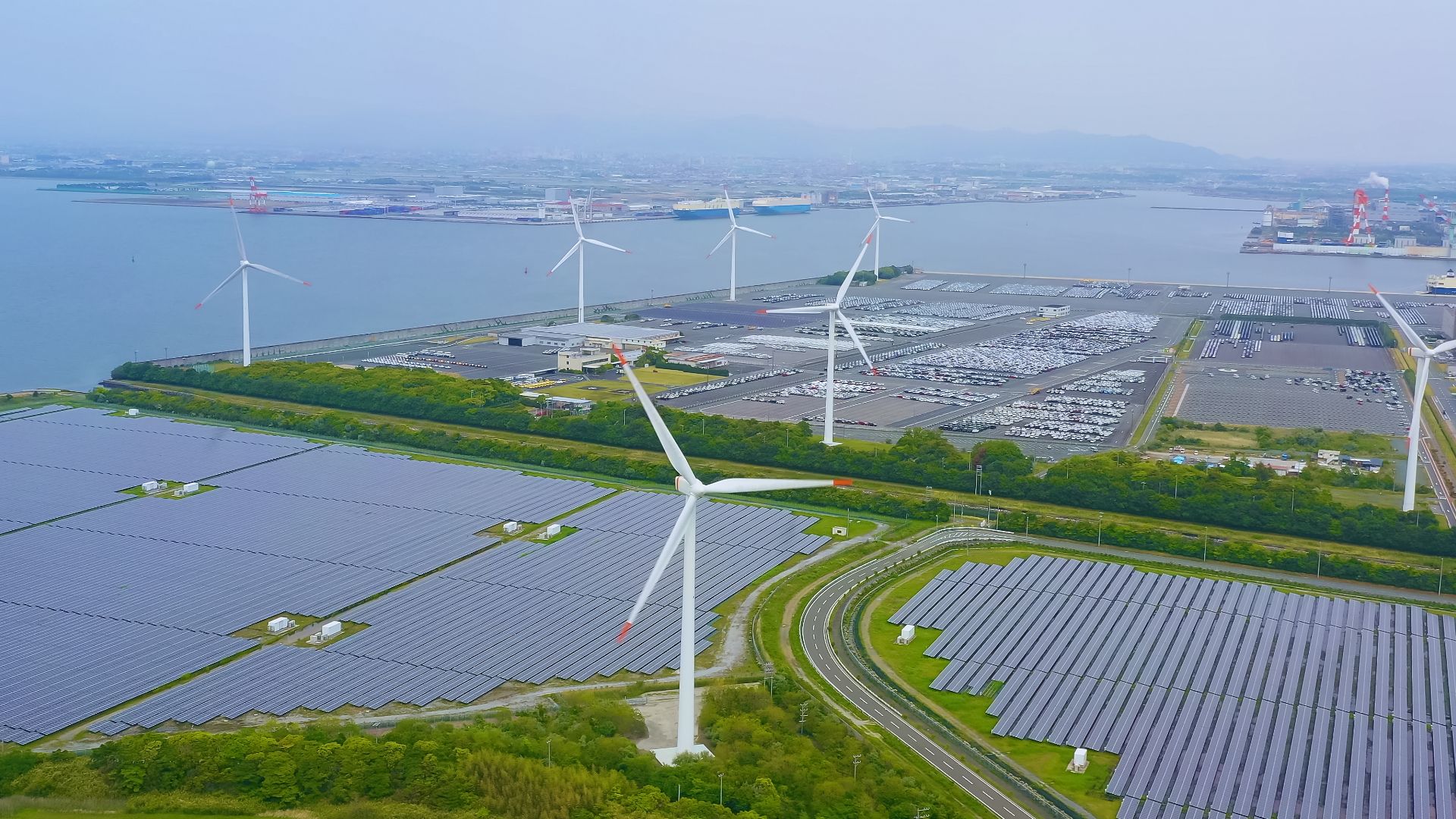 ฟาร์มแผงโซลาร์เซลล์และกังหันลมข้างแหล่งน้ำ