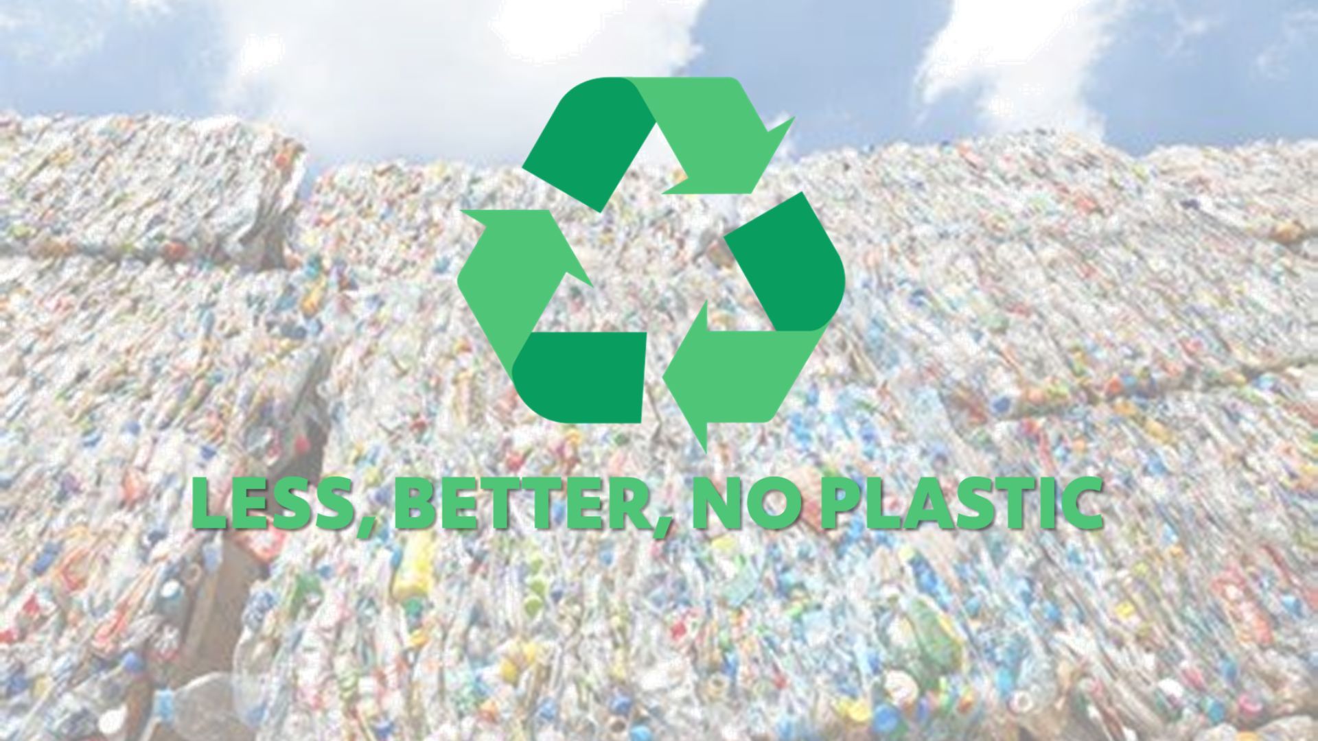 กองขยะพลาสติกอัดแน่นขนาดใหญ่ใต้ท้องฟ้ามีเมฆ พร้อมสัญลักษณ์การรีไซเคิลสีเขียวและข้อความ Less Better No Plastic 