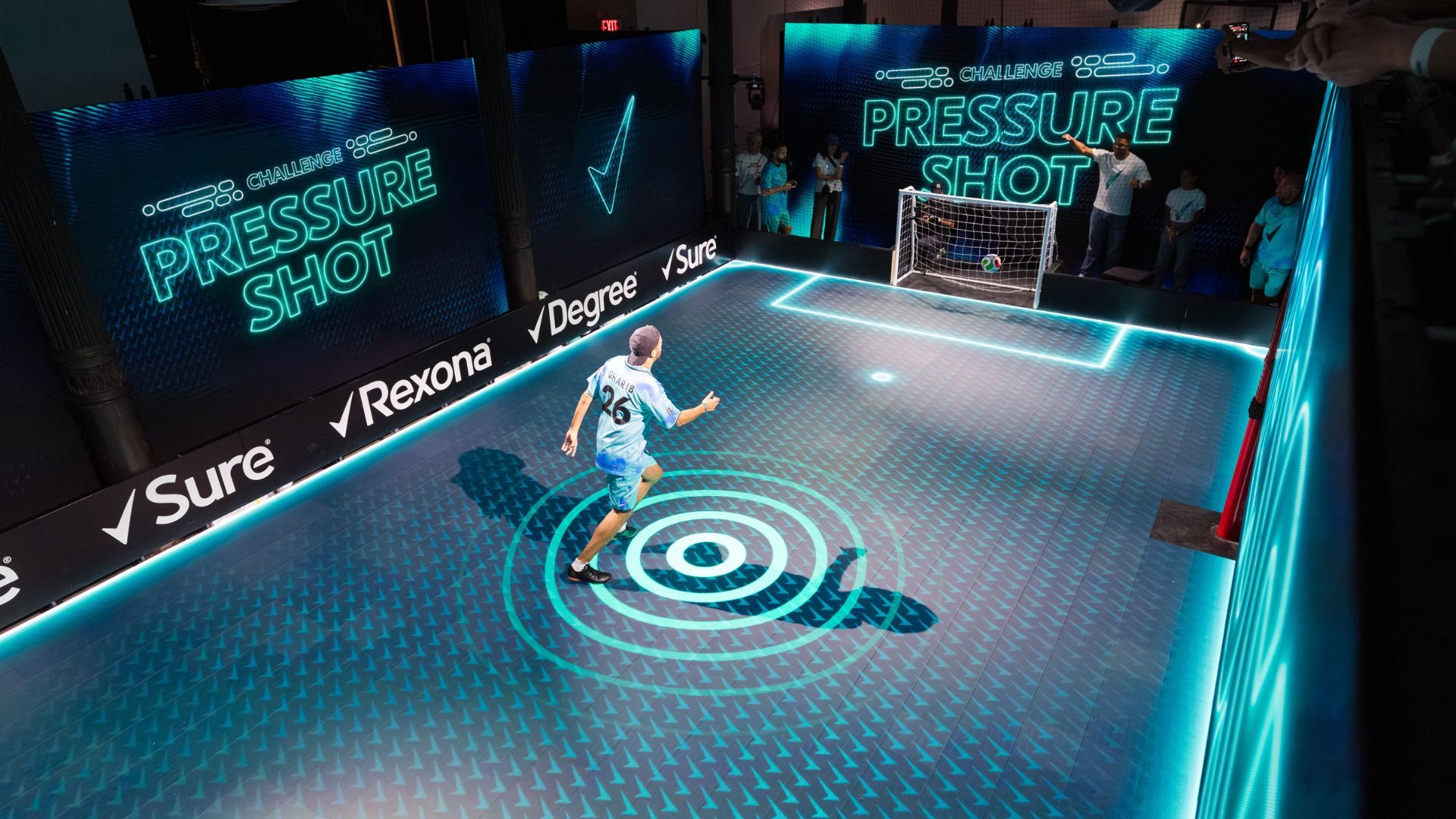 ผู้ร่วมงานยิงประตูในกิจกรรม Pressure Shot Challenge จัดโดยยูนิลีเวอร์ ในงานฟุตบอลโลกปี 2026™