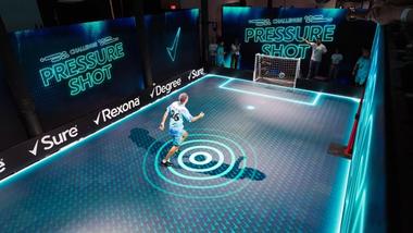 ผู้ร่วมงานยิงประตูในกิจกรรม Pressure Shot Challenge จัดโดยยูนิลีเวอร์ ในงานฟุตบอลโลกปี 2026™