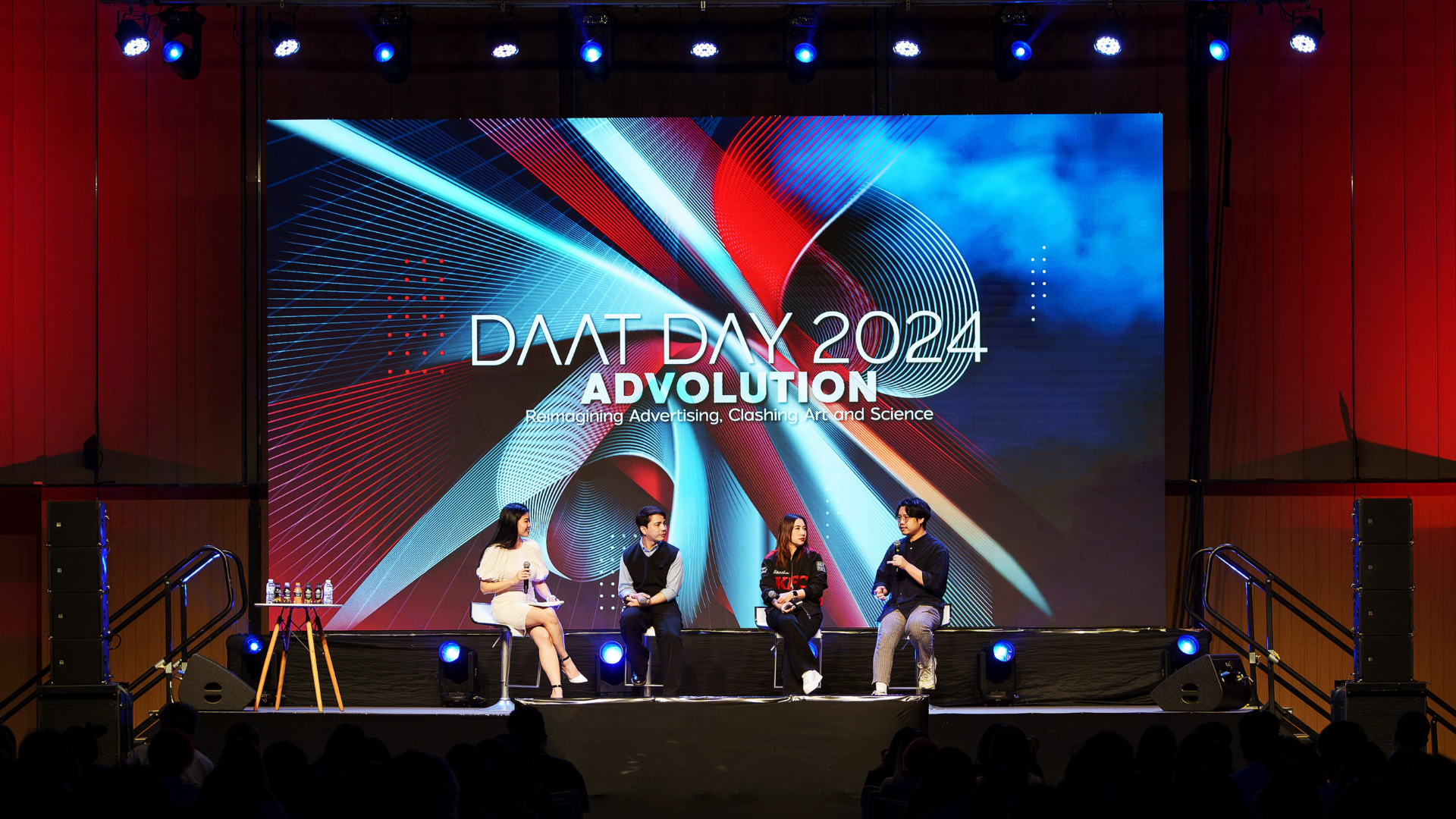 เวทีงาน DAAT DAY 2024 โดยมีคุณโสภณ แกะทอง ผู้จัดการฝ่ายวางแผนการสื่อสารการตลาดกลุ่มธุรกิจความงามและสุขภาพ ประเทศไทย เป็นตัวแทนในการบรรยายในหัวข้อ "จับใจ GenZ จับยังไงให้อยู่หมัด"